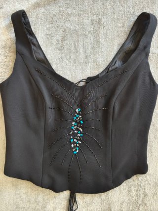 Crop top nero stile retrò con perline
