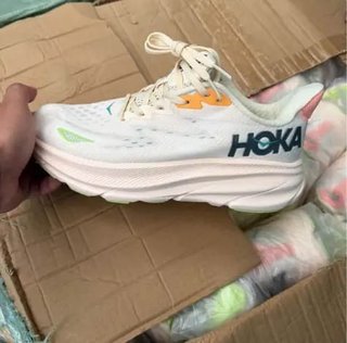 Botas deportivas Hoka blancas y naranjas