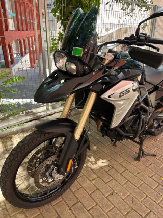BMW F800GS Adventure Moto Negra y Plata