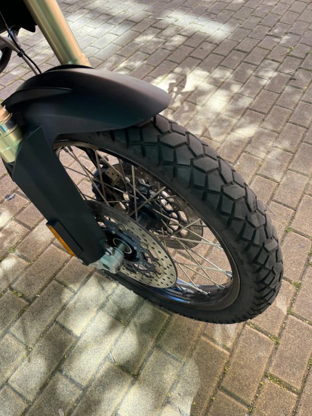 BMW F800GS Adventure Moto Negra y Plata