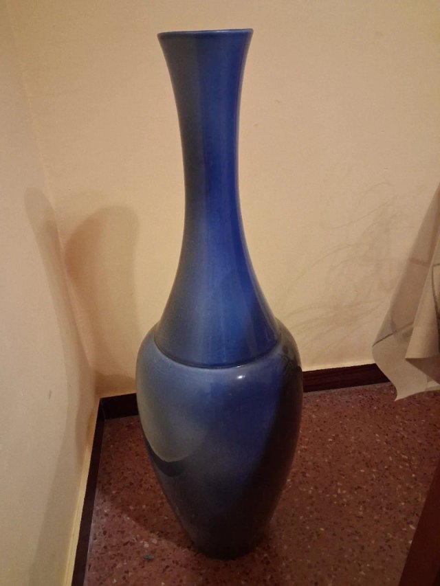 Jarrón azul con flores secas y ramas