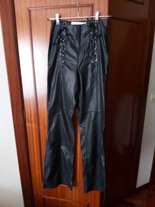 Bershka pantalones rockeros con cordones S amplia