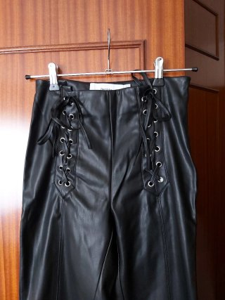 Bershka pantalones rockeros con cordones S amplia