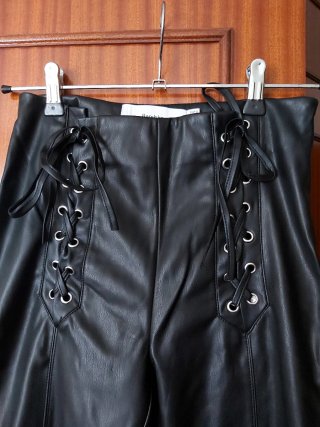 Bershka pantalones rockeros con cordones S amplia