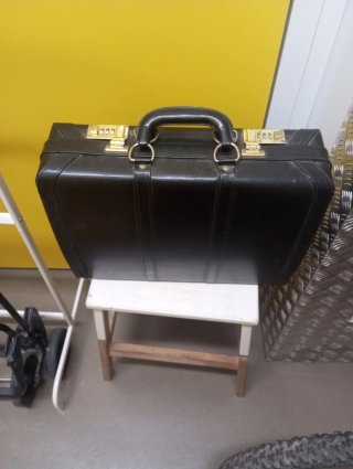 Maletín de cuero negro con combinación