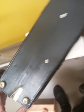 Maletín de cuero negro con combinación
