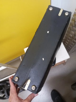 Maletín de cuero negro con combinación