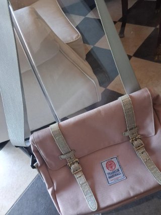 Borsa a tracolla rosa e argento