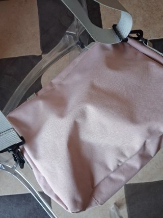 Borsa a tracolla rosa e argento