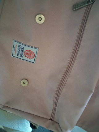 Borsa a tracolla rosa e argento