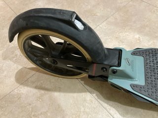 Patinete no eléctrico gris