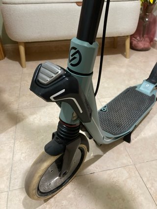 Patinete no eléctrico gris
