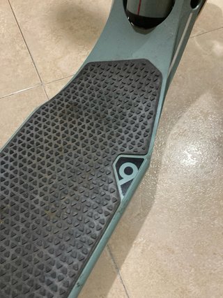 Patinete no eléctrico gris