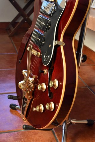 Dos guitarras Epiphone Riviera P93 y Les Paul Cust