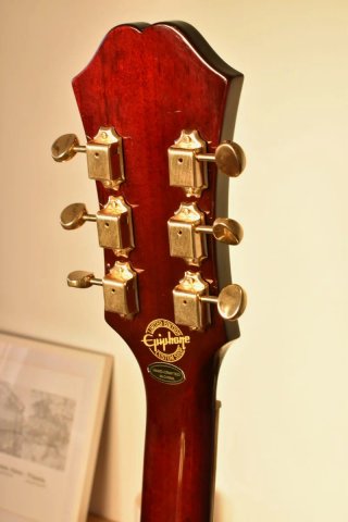 Dos guitarras Epiphone Riviera P93 y Les Paul Cust