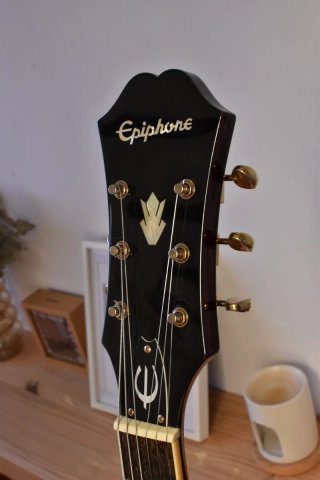 Dos guitarras Epiphone Riviera P93 y Les Paul Cust