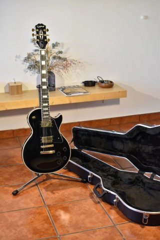 Dos guitarras Epiphone Riviera P93 y Les Paul Cust