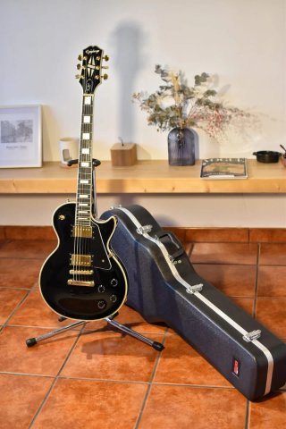 Dos guitarras Epiphone Riviera P93 y Les Paul Cust
