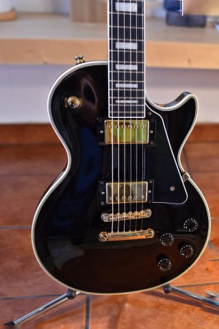 Dos guitarras Epiphone Riviera P93 y Les Paul Cust
