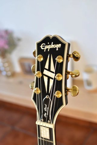 Dos guitarras Epiphone Riviera P93 y Les Paul Cust