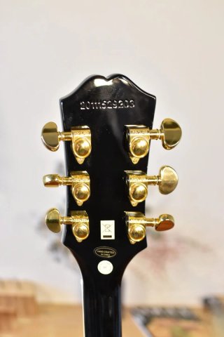 Dos guitarras Epiphone Riviera P93 y Les Paul Cust