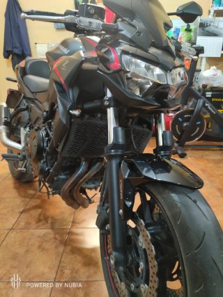Kawasaki Z650 Negra y Roja