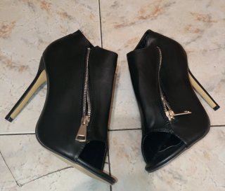 Botines Tacón Peep Toe con Cremallera Negra