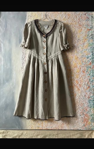 Vestito in lino beige con tasche