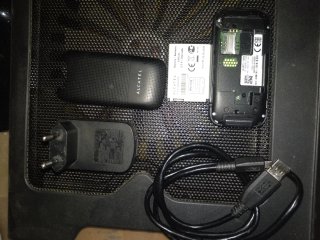 Móvil Alcatel con tapa y cargador
