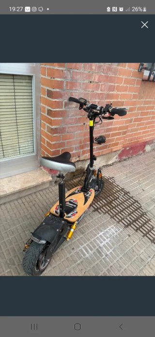 Patinete eléctrico con asiento se acesta canvios