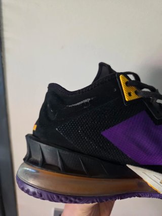 Zapatillas Nike LeBron XVIII Low.