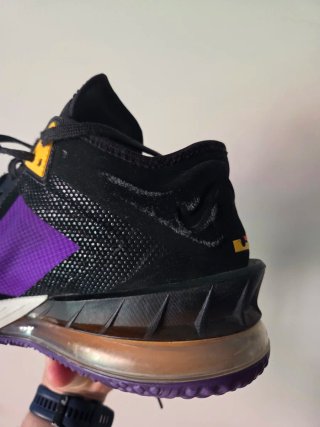 Zapatillas Nike LeBron XVIII Low.