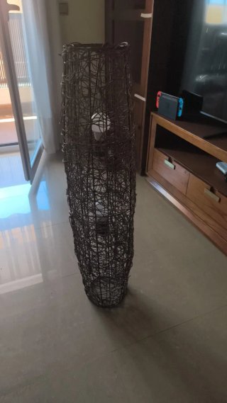 Lámpara de pie de mimbre
