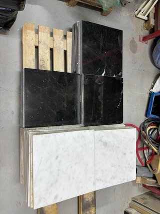 Suelo de mármol negro y blanco