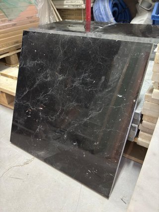 Suelo de mármol negro y blanco
