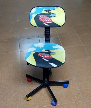 Silla giratoria infantil con ruedas
