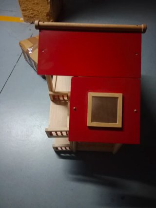 Casa de muñecas de madera con muebles