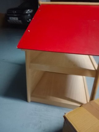 Casa de muñecas de madera con muebles
