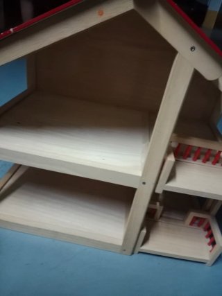 Casa de muñecas de madera con muebles