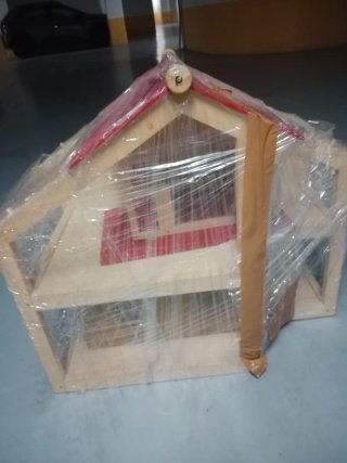 Casa de muñecas de madera con muebles