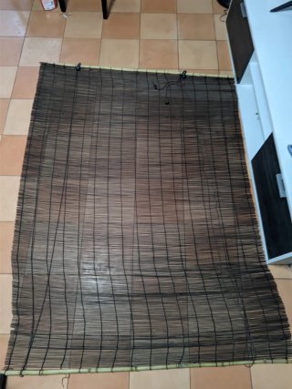 Persiana de bambú oscura