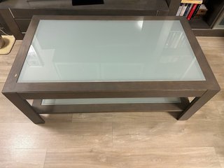 SE REGALA Mesa de centro de madera y cristal !