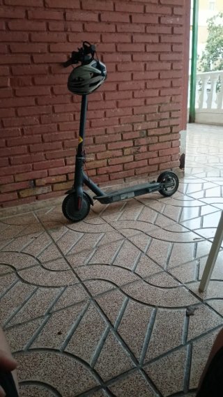 Patinete Eléctrico con Casco