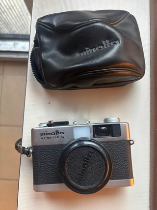 Cámara Minolta Hi-Matic G con funda