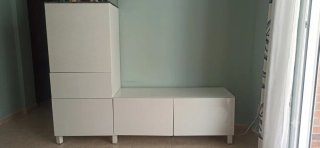 Mueble de salón blanco y cristal