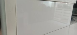 Mueble de salón blanco y cristal