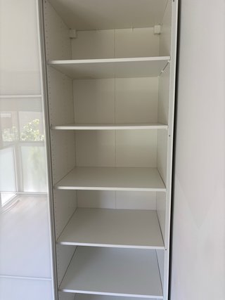 Armario de dormitorio blanco y beige