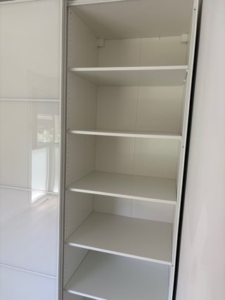 Armario de dormitorio blanco y beige