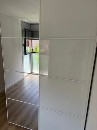 Armario de dormitorio blanco y beige