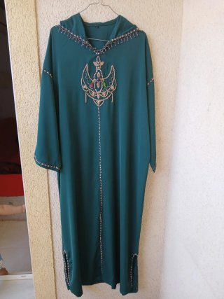 Jalaba verde con bordado